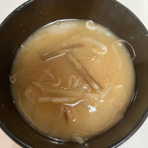 牛蒡ともやし、玉葱の赤だし味噌汁